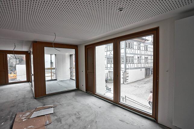 (Archivbild) Hell und mit überdachter Terrasse: In diesem Teil des Gebäudes kommt die Tagespflege unter. Durch die bodentiefen Fenster ...