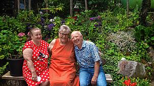 Drei Menschen, die offenkundig gut miteinander können: Silvia Hammelmann (Mitte) mit Mariya und Mikola Lukiancev. Das aus der Ukraine ...