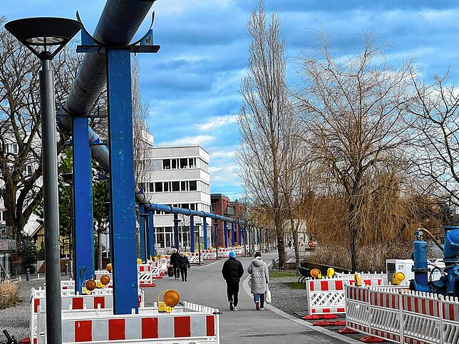 Die blauen Leitungen, durch die zeitweise das Abwasser abgeführt wurde, werden ab Mitte April bis Mai entfernt.