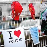Mützen, ein T-Shirt und ein Brief hängen am 3. Januar 2014 an einem Zaun am Michael-Schumacher-Kart-Center in Kerpen ...
