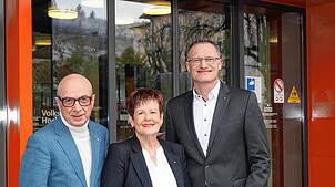 Sind mit den Kennzahlen der Volksbank Hochrhein trotz Herausforderungen zufrieden, von links Peter König, Christa Bader und Stefan Aust.