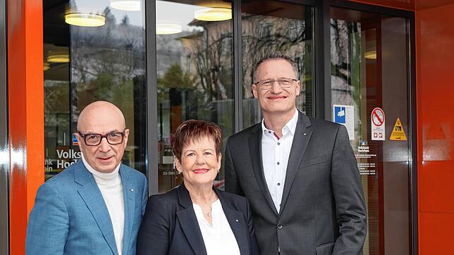 Sind mit den Kennzahlen der Volksbank Hochrhein trotz Herausforderungen zufrieden, von links Peter König, Christa Bader und Stefan Aust.