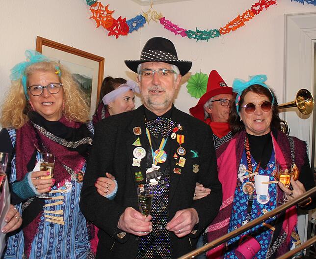 Die Putzwiiber singen und schunkeln mit dem Bürgermeister.