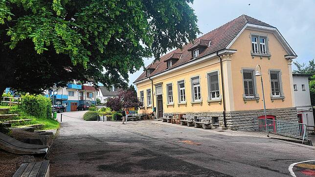 Wenn sie die kleine Grundschule Dingelsdorf sieht, fühlt sich Mutter Veronika Fischer wie in Astrid Lindgrens schwedischem Ort Bullerbü. ...