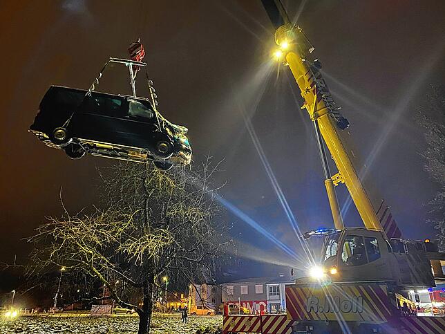 Bild 1: Bilder von der Bergung eines Autos aus der Stockacher Aach
