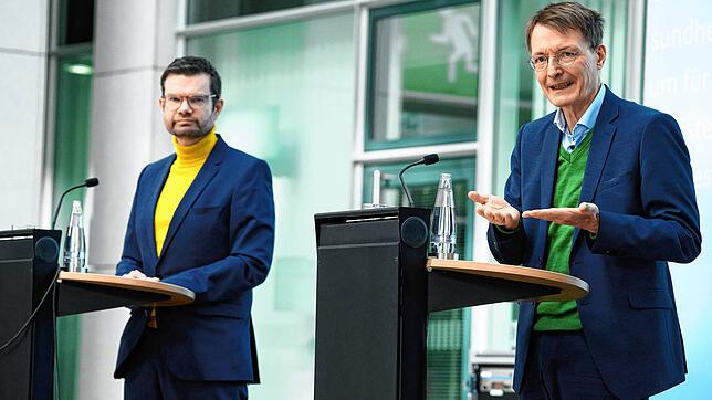 Karl Lauterbach (r, SPD), Bundesminister für Gesundheit, und Marco Buschmann (FDP), Bundesminister der Justiz, bei der  Pressekonferenz ...