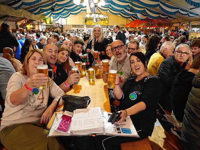Die Freunde aus der italienischen Partnergemeinde Lizzano in Belvedere feierten begeistert mit – hier im Festzelt des Musikvereins.