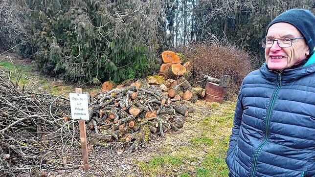 Dieser Holzstapel war vor vier Wochen noch doppelt so groß: Unbekannte haben rund einen Festmeter Holz abgeräumt und gestohlen. Gerhard ...