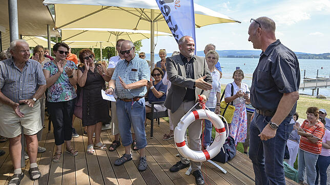 Oberbürgermeister Martin Staab (mit Rettungsring) bedankt sich bei Architekt Jörg Bohm (rechts) für den schnellen Bau des neuen ...