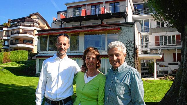 Werner Rummel gemeinsam mit seiner Frau und seinem Sohn Carlo Rummel im Garten des Strandhotels. Die Familie muss den Wellness- und ...