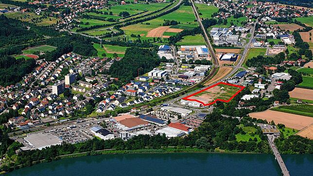 Der Baumarkt soll auf der rot umrandeten Fläche unweit von Laufenpark (links unten) und Zollübergang (rechts unten) errichtet werden.