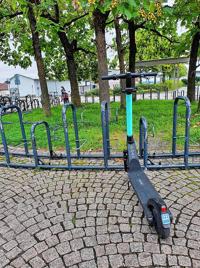 Laut App liegt der Romanshorner Platz am Hafenbahnhof nicht innerhalb einer roten Zone. E-Scooter dürfen hier also abgestellt werden.