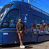 Die neue Roger-Federer-Tram der Basler Verkehrs-Betriebe (BVB) und ihr stolzer Namensgeber, der Schweizer Tennisprofi Roger Federer.