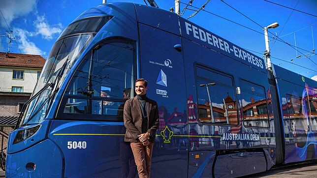 Die neue Roger-Federer-Tram der Basler Verkehrs-Betriebe (BVB) und ihr stolzer Namensgeber, der Schweizer Tennisprofi Roger Federer.