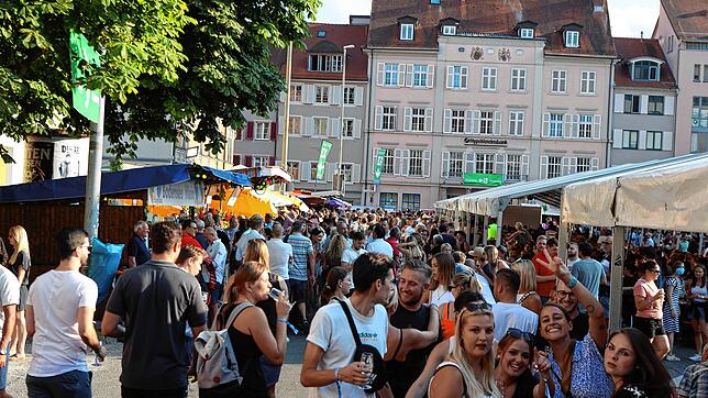 Gut besucht und gute Stimmung: Schon am Eröffnungstag strömten die Besucher auf den Platz, kaum dass der Startschuss zum Weinfest 2022 ...