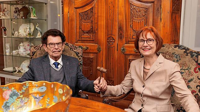 Sie geben ihr Konstanzer Auktionshaus nach Jahrzehnten in jüngere Hände: Carlo (links) und Heidrun Karrenbauer. Zusammen haben sie ...