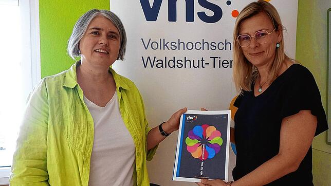 Vielfältige Angebote der Volkshochschule Waldshut-Tiengen: Leiterin Martina Erdmann (links) und Geschäftsführerin Cindy Fehrenbacher ...