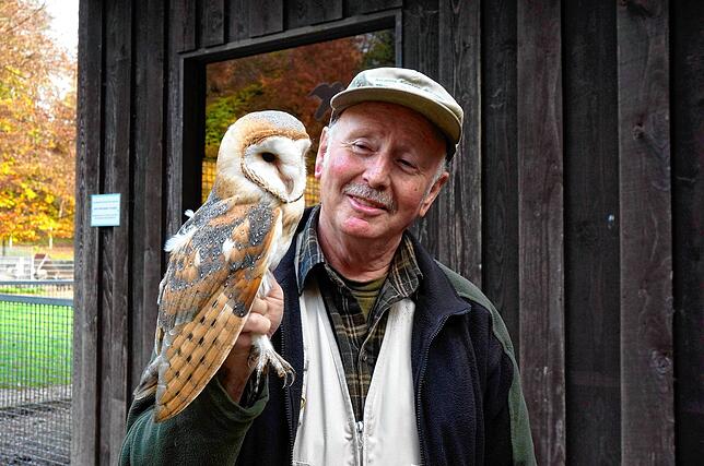 Hubert Rossa mit der heranwachsenden Schleiereule, die er in der Greifvogelpflegestation versorgt.