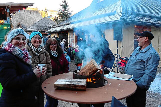 Bild 11: Gesang und Glühweinduft vor der Kirnachmühle: Der Unterkirnacher Weihnachtsmarkt lädt zum Verweilen