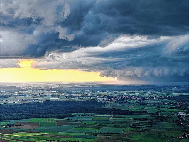 Dunkle Gewitterwolken zeigen sich am Abend über dem Großraum Heidenheim an der Brenz (Aufnahme mit Drohne).