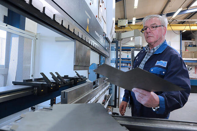 Werner Demmler, Gründer und Senior-Chef des gleichnamigen Handwerksbetriebs in Markelfingen, kontrolliert in seiner Firma ein ...