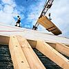 Luftige Höhe: Sicher bewegen sich die Mitarbeiter der Zimmerei Denz bei ihren Arbeiten auf dem Kornhausdach.
