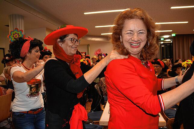 Bild 28: Rund 200 Frauen feiern im katholischen Pfarrsaal ausgelassen Fasnet