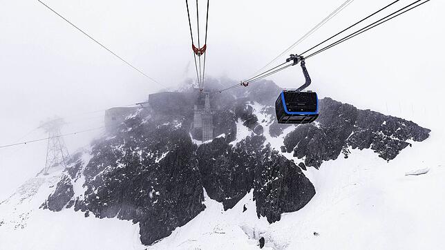 Blick aus einer neuen Gondel in Richtung Bergstation Klein Matterhorn. Die Touristen schweben über den Theodulgletscher nach Italien.