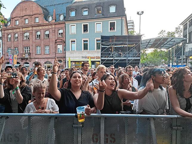 Bild 1: Richtig gute Laune beim Stimmen Festival auf dem Marktplatz