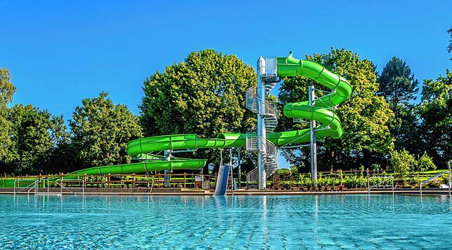 Die im Jahre 2020 neu errichtete 7,90 Meter hohe Riesen-Wasserrutsche im Freibad Lauchringen konnte coronabedingvt erst ein Jahr später ...