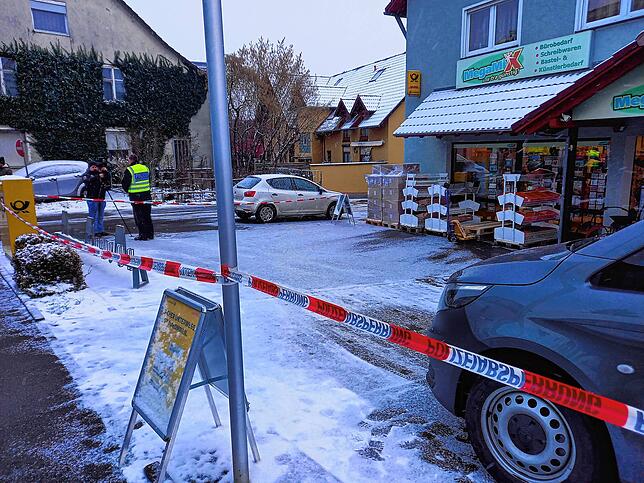 Polizeiabsperrband vor dem Megamix in Markdorf nach der Tat im Januar.