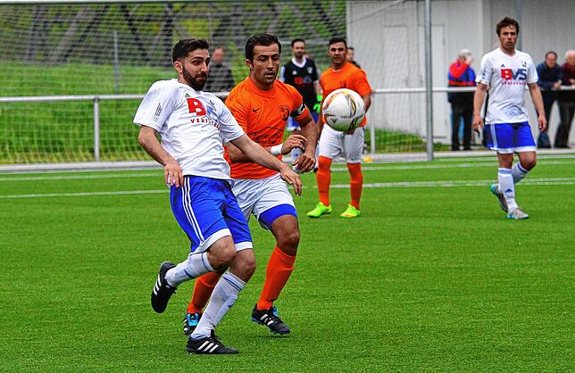 Wieder da: Isa Celik (vorn, gegen den Murger Mehmet Yilmaz) kehrt zum FC Erzingen zurück. Das Archivfoto entstand beim 2:2 der Erzinger ...