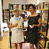 Christine Senser (links) und Karin Wolfer von den städtischen Bibliotheken in Waldshut-Tiengen zeigen in der Bibliothek im Waldshuter ...