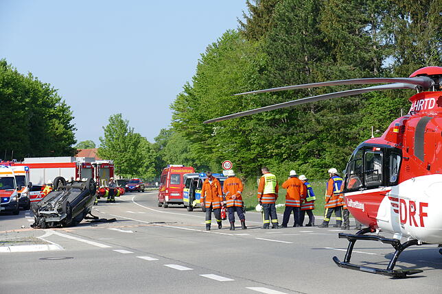 Einsätze bei schweren Verkehrsunfällen (im Bild an der Kreuzung Richtung Albkaserne) gehören für die Wehrleute schon fast zur ...