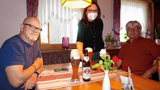 Wieder auf: Der Hirschen in Breitenfeld ist seit Mittwoch nach Pfingsten wieder für seine Kunden da, hier bedient Chefin Andrea Knöpfle ...