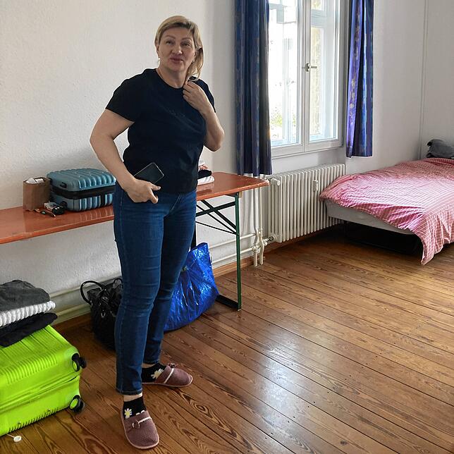 Hallena Matsko zeigt ihr Zimmer. Die Frauen flüchteten nur mit ein paar Koffern.