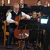 Der Cellist und Komponist Martin Angell hebt mit dem Orchesterverein Bad Säckingen sein neues Cellokonzert aus der Klangtaufe. Bild: ...