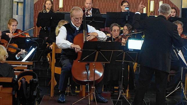 Der Cellist und Komponist Martin Angell hebt mit dem Orchesterverein Bad Säckingen sein neues Cellokonzert aus der Klangtaufe. Bild: ...