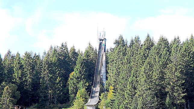 Wie sollen die Sprungschanze und ihre Umgebung künftig gestaltet werden? Bei der Aktionsgruppe Aktiv für Schönwald gibt es dafür ...