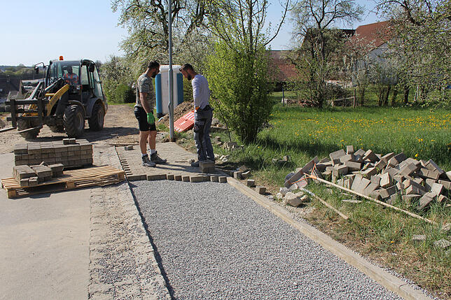 Im schon bebauten Mauenheimer Wohngebiet „Stieg I“ wird derzeit der Gehweg gepflastert, der künftig an die Erschließung der ...
