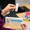Eine Schülerin hält einen Teststreifen aus einem Corona-Antigen-Schnelltest. Die Inzidenz steigt wieder &ndash; droht eine Sommerwelle?
