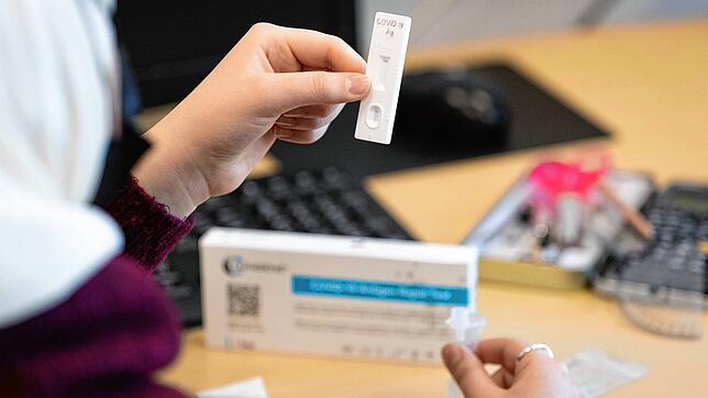 Eine Schülerin hält einen Teststreifen aus einem Corona-Antigen-Schnelltest. Die Inzidenz steigt wieder &ndash; droht eine Sommerwelle?
