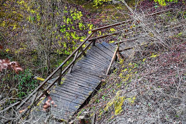 Ein Stück der alten morschen Treppenanlage.