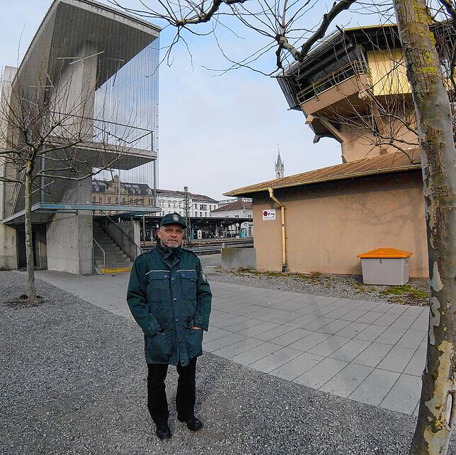 (Archivbild von 2018) Nikolaus Spießer steht dort, wo sich der Täter selbst in den Kopf schoss. Rechts das Stellwerk. Links befindet ...