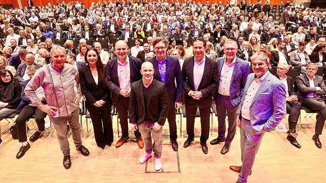 Wirtschaftsforum 2023 in der vollbesetzten Stadthalle (von links): Die Podiumsteilnehmer Michael Gleich (Wissenschaftsjournalist und ...