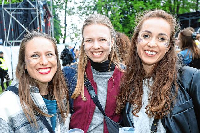 Bild 23: Los geht&lsquo;s &ndash; Fans und Mitarbeiter strömen auf das Festivalgelände