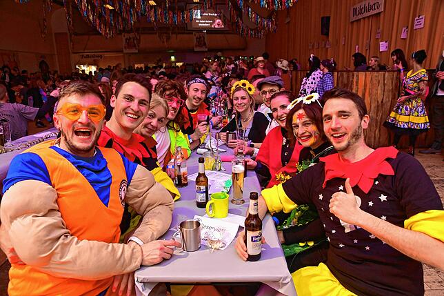 Bild 17: Tanzende Glücks-Schweine und ein echter Bulldog in der Halle: So lustig war der Erzknappenball