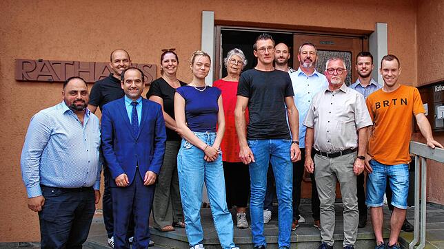 Elf neue Gemeinderäte wurden für das Amt verpflichtet von links: Alfredo Minicozzi (FW), Stefan Genswein (Grüne), Bürgermeister Ozan ...