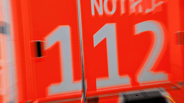 Die Notrufnummer 112 auf dem Heck eines Rettungswagens.