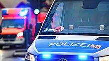 Ein Polizeiauto und ein Rettungswagen mit Blaulicht.